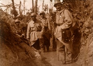 Französische Soldaten im Schlamm, Chemin des Dames, Nordfrankreich, um 1914-1918
