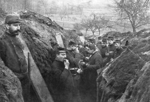 Französische Soldaten in den Schützengräben beim Essen ihrer Rationen, Frankreich, 1915