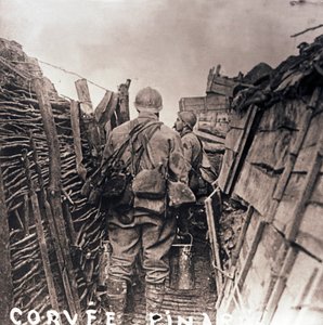 Französische Soldaten beim Kochen in einem Graben, um 1914-1918