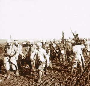 Französische Soldaten mit deutschen Gefangenen, ca. 1914-1918 von Unbekannt