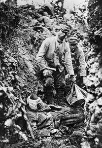Französische Truppen nach einem deutschen Angriff und Bombardement, Erster Weltkrieg, 30. Juni 1915