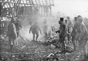 Französische Truppen setzen Flammenwerfer ein, um Deutsche aus ihren Unterständen zu vertreiben, Cantigny, Frankreich, 1918