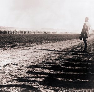 General Henri Gouraud inspiziert Truppenfeld von Unbekannt