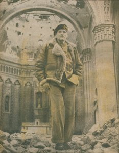 General Sir Bernard Montgomery, begutachtet die zerbombten Ruinen von Fossacesia, 1944-1944 von Unbekannt