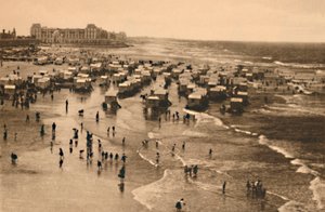 Gesamtansicht des Strandes zur Badezeit, ca. 1928