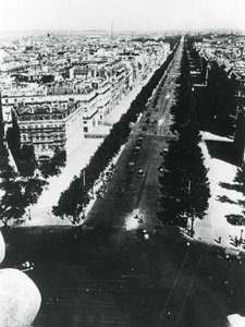Deutsche Truppen paradieren auf den Champs-Élysées, Paris, 14. Juni 1940