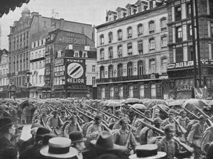 Deutsche Infanterie betritt Brüssel im Regen, 1914