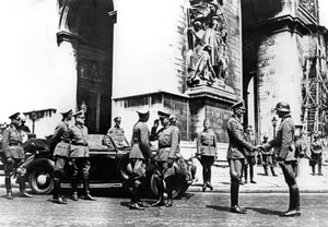 Deutsche Offiziere am Arc de Triomphe während der Siegesparade, Paris, Juni 1940 von Unbekannt
