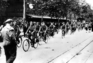 Deutscher Soldat radelt durch die Straßen von Paris, Juni 1940