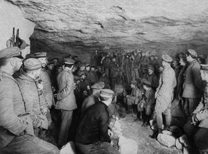 Deutsche Soldaten bei einem Konzert in einer Höhle, Frankreich, Erster Weltkrieg, 1915 von Unbekannt