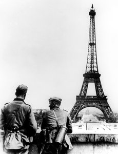 Deutsche Soldaten am Eiffelturm, Paris, Juni 1940