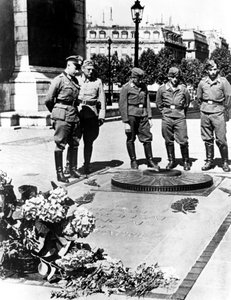 Deutsche Soldaten am Grabmal des unbekannten Soldaten am Arc de Triomphe, Paris, Dezember 1940