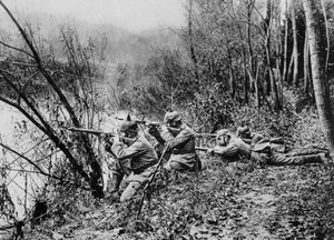Deutsche Soldaten am Ufer der Aisne, Frankreich, 1915 von Unbekannt