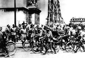 Deutsche Soldaten marschieren am Arc de Triomphe vorbei, Paris, 14. Juni 1940