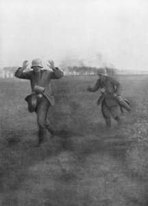 Deutsche Soldaten kapitulieren in der Nähe von Vierzy, südlich von Soissons, 18. Juli 1918