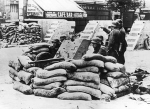 Deutsche Soldaten mit erbeuteter französischer Barrikade, nahe Paris, Juni 1940