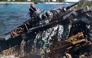 Deutscher Panzer durchquert einen Fluss, Russland, 1941