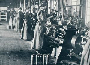 Munitionsarbeiterinnen an ihren Drehbänken in einer schottischen Fabrik, um 1914 von Unbekannt
