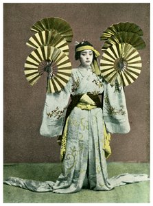 Mädchen führt einen Fächertanz auf, Japan