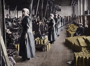 Mädchenarbeiterinnen in einer Munitionsfabrik, 1915