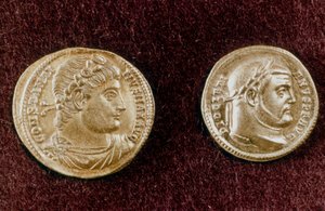 Goldmünzen mit den Köpfen der römischen Kaiser Konstantin der Große und Diokletian, 4. Jahrhundert von Unbekannt