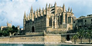 Gotische Kunst: Blick auf die Kathedrale Santa Maria, Palma de Mallorca. 1260-1630, Palma de Mallorca (Mallorca), Spanien von Unbekannt