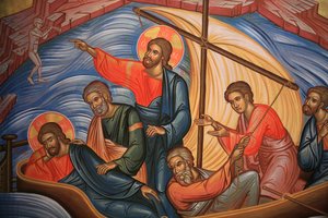 Griechisch-orthodoxe Ikone, die Jesus (zweimal gezeigt) und seine Apostel am See Tiberias darstellt, Thessaloniki, Griechenland