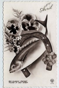 Grußkarte für den 1. April: ein Fisch, ein Hufeisen, ein vierblättriges Kleeblatt und Gedanken - Postkarte Ende 19.-20. Jahrhundert