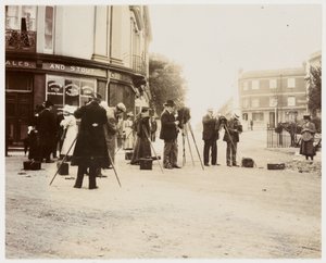 Gruppe von Fotografen, die auf der Straße fotografieren von Unbekannt