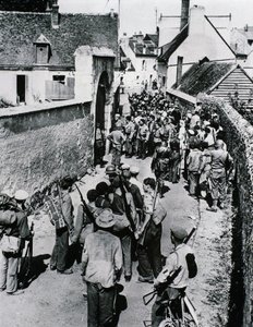 Gruppen französischer Widerstandskämpfer warten auf die Verteilung von Waffen in einem Haus, Juli 1944 von Unbekannt