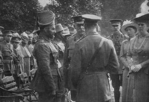 König Georg V. spricht mit Sir Walter Lawrence und Mir Dast, V.C., 25. August 1915, 1939