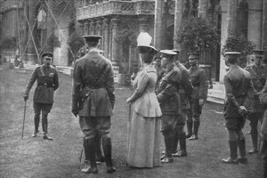 König Georg V. und Königin Mary auf den östlichen Rasenflächen, 25. August 1915, 1939 von Unbekannt
