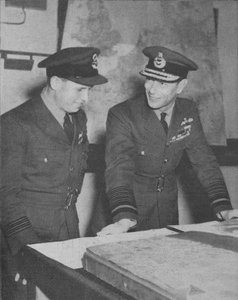 Seine Majestät der König erfährt Details des RAF-Angriffs auf die Ruhrdämme am 17. Mai 1943, 1943-44