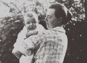 Hilde Mangold 1898-1924 mit ihrem Baby, 1924