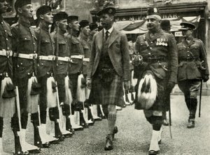 Seine Majestät inspiziert die Ehrenwache der Black Watch in Perth im August 1935
