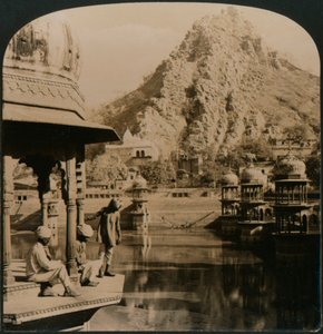 Heiliger Tank von Alwar, umgeben von Palästen und Schreinen, eine Szene von überwältigender Schönheit, Indien