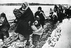Obdachlose Flüchtlingsfrauen und Kinder, Russland, 1941 von Unbekannt