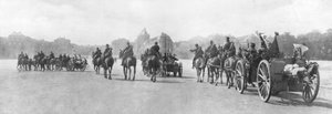Pferdegezogene Artillerie vor dem Schloss Versailles, Frankreich, August 1914