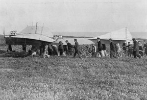 Hubert Latham bereitet sich auf den Start nach Louis Bleriot vor, in der Nähe von Calais, Frankreich, 25. Juli 1909 von Unbekannt