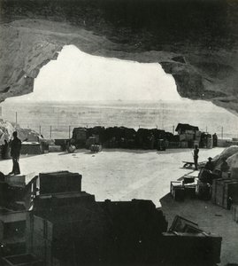 Riesige bombensichere Lager und Reparaturwerkstätten wurden aus den Höhlen gemacht, ca. 1942-1943, 1945 von Unbekannt