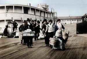 Einwanderer in die USA landen auf Ellis Island, New York, ca. 1900