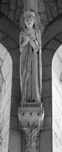 In einem Spitzbogen fällt die Königin des Alten Testaments. Anonyme Skulptur. Kollegiatkirche Saint Sylvain, Levroux (Indre)