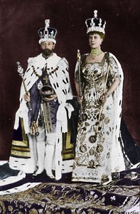 Im Frühjahr 1910 starb König Edward VII., im März 1911 wurde König Georg V. gekrönt, 1911, 1945 von Unbekannt