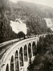 Im Semmering-Tal, Österreich. Ein Güterzug überquert das gebogene Gamperl-Viadukt, 1935-36