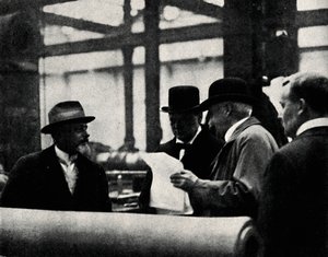 Inspektion einer Waffenfabrik, um 1917, 1945 von Unbekannt
