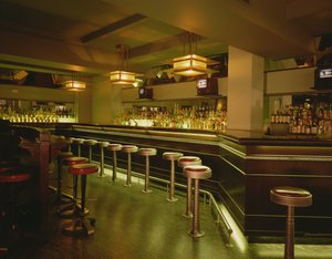 Innenraum einer Bar, Soho, London, ca. 1987 von Unbekannt
