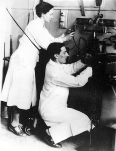 Irene Joliot-Curie und Frederic Joliot, französische Physiker, ca. 1935 von Unbekannt