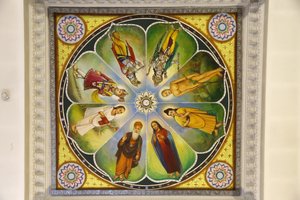 Jalaram Prathna Hindu-Tempel, Leicester. Deckenmalerei. Götter (einschließlich Jesus Christus). Vereinigtes Königreich