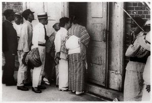 Japanische Menge blickt in den Zeppelin-Hangar, Kasumigaura, Japan, 1929-1933
