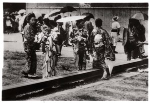 Japanische Frauen am Zeppelin-Hangar, Kasumigaura, Japan, 1929-1933